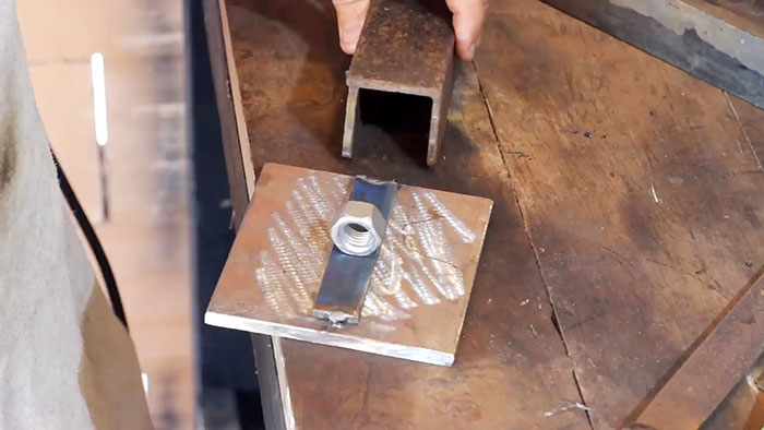 Cómo hacer un tornillo de banco confiable con restos de metal
