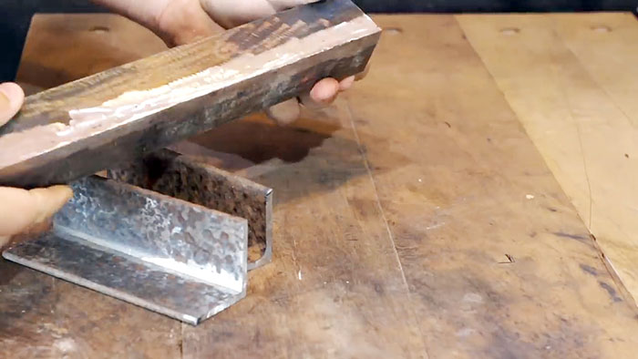 Πώς να φτιάξετε μια αξιόπιστη μέγγενη από το υπόλοιπο μέταλλο