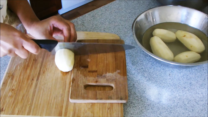 قطعي البطاطس إلى شكل حلزوني بسكين عادي