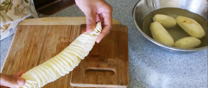Kartoffeln mit einem normalen Messer in Spiralen schneiden