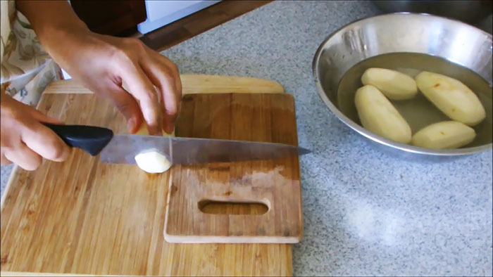 Kartoffeln mit einem normalen Messer in Spiralen schneiden