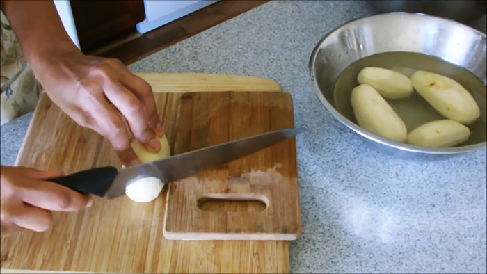 Potong kentang menjadi lingkaran dengan pisau biasa