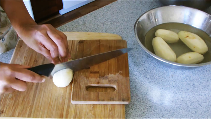 Sagrieziet kartupeļus spirālēs ar parasto nazi