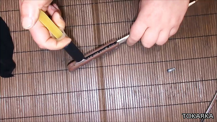 Hvordan lage et gummiert håndtak på en kniv