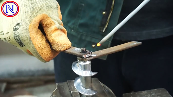 Máquina para cortar metal con una picadora de carne eléctrica.