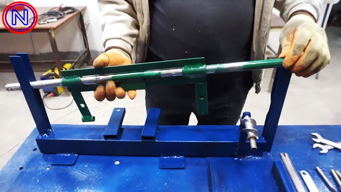 Máquina para cortar metal con una picadora de carne eléctrica.