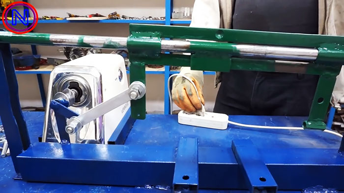 Máquina para cortar metal con una picadora de carne eléctrica.