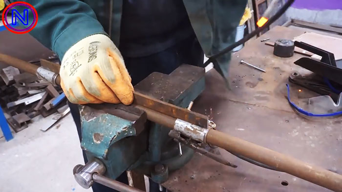 Mašina metalui pjaustyti iš elektrinės mėsmalės