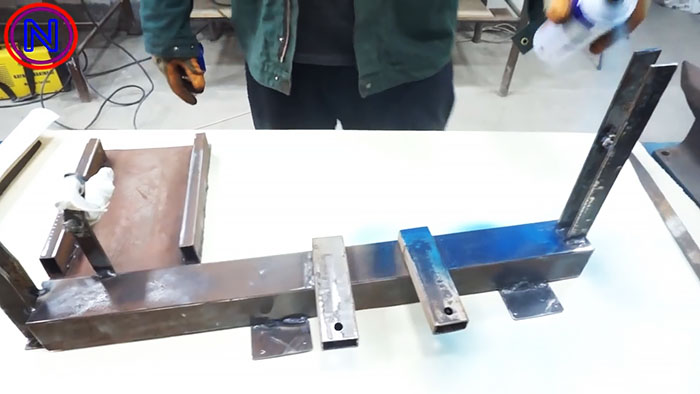 Máquina para cortar metal con una picadora de carne eléctrica.