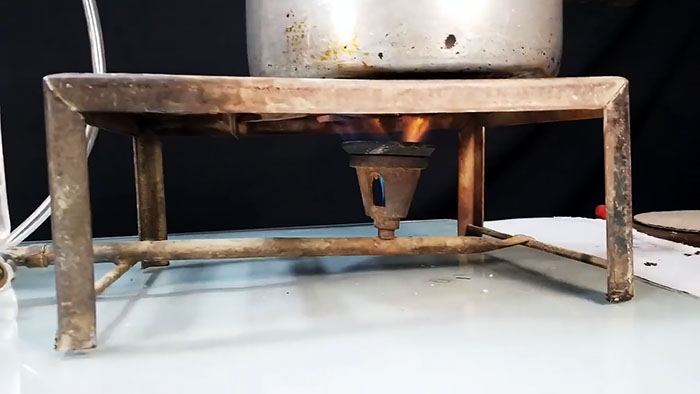 A simple installation for producing gas from gasoline for burning a burner