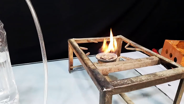 Une installation simple pour produire du gaz à partir d'essence pour brûler un brûleur
