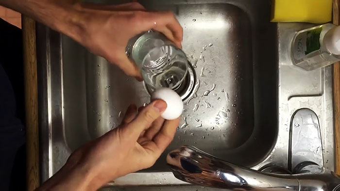 Hoe je een gekookt ei direct kunt pellen