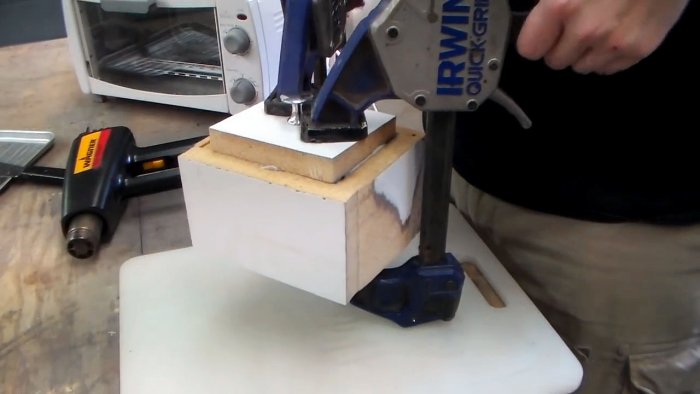 Hoe je eenvoudig en gemakkelijk een hamer kunt maken van een plastic bus