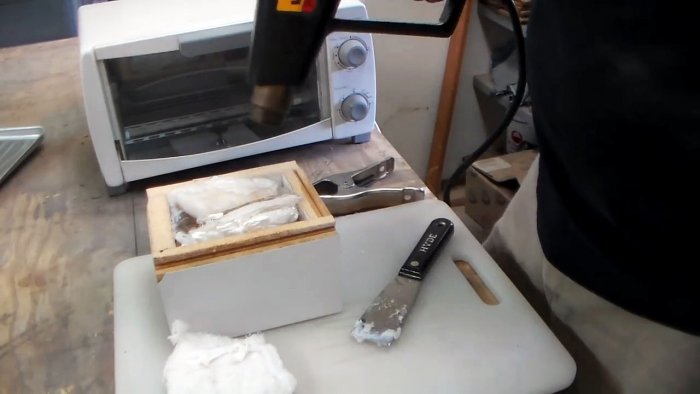 Hoe je eenvoudig en gemakkelijk een hamer kunt maken van een plastic bus