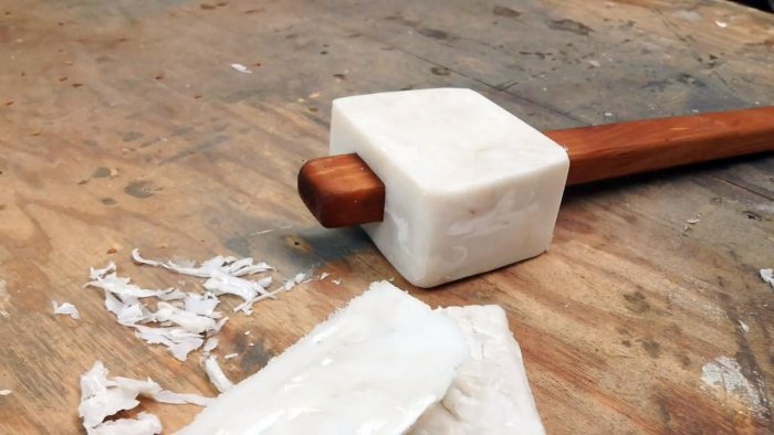 Como fazer um martelo de forma simples e fácil a partir de uma vasilha de plástico
