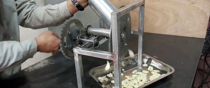 Máy cắt lát nhanh tự chế để cắt rau thành từng khoanh