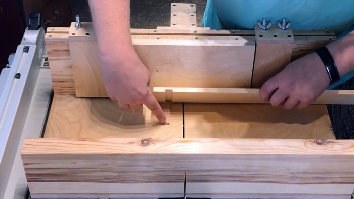 Hoe maak je een houten decoratief rooster op een cirkelzaag