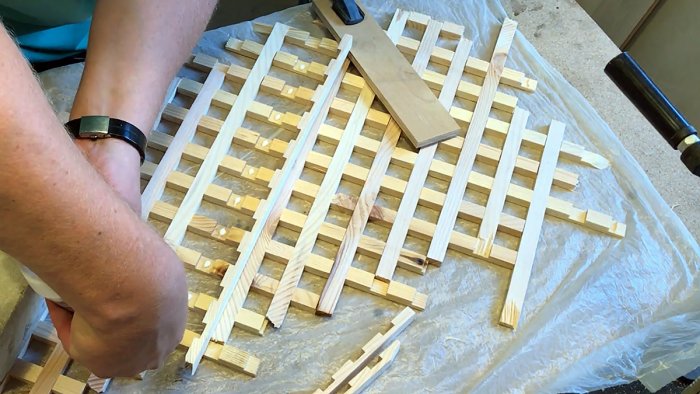 Hoe maak je een houten decoratief rooster op een cirkelzaag