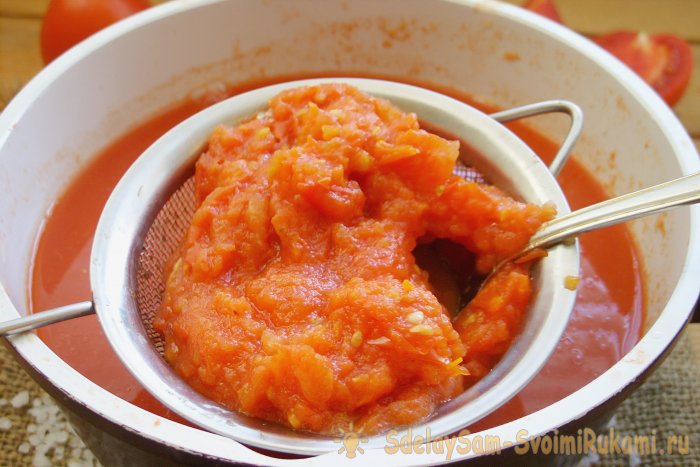 Preparando suco de tomate para o inverno