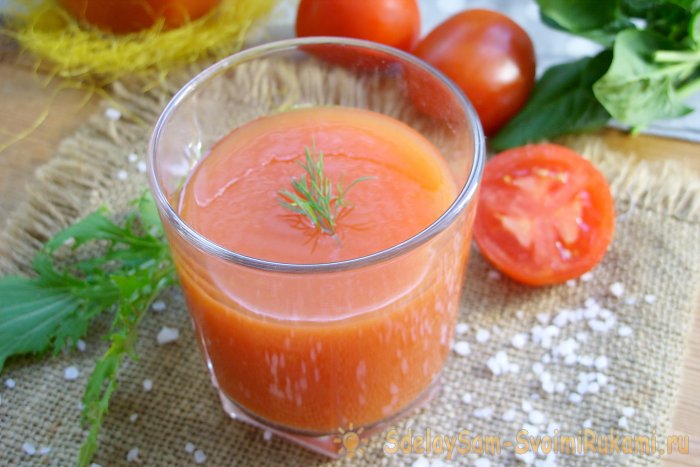 Förbereder tomatjuice för vintern