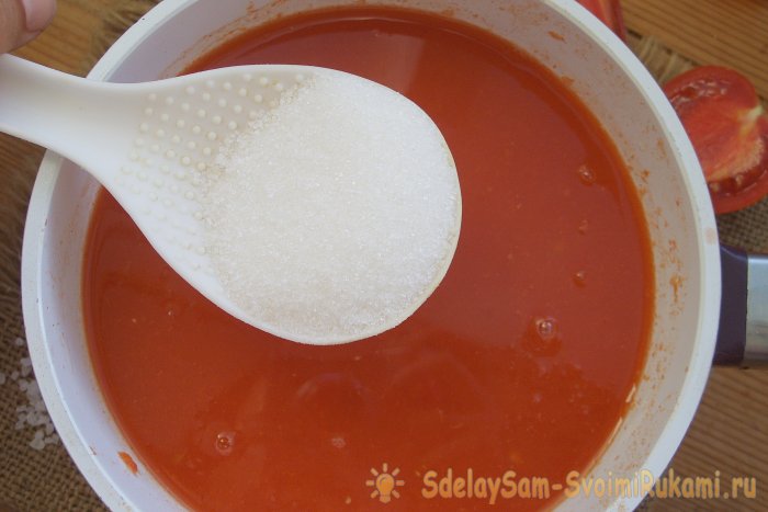 Preparando suco de tomate para o inverno