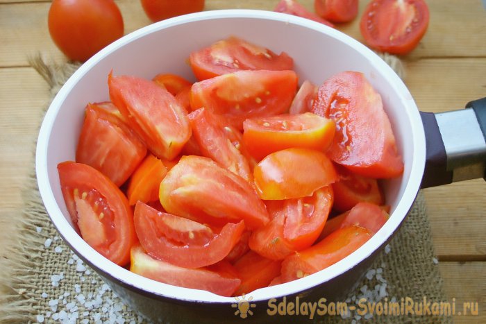 Förbereder tomatjuice för vintern