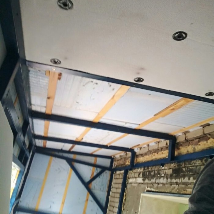 Balcony finishing na may siding at insulation na may technoplex