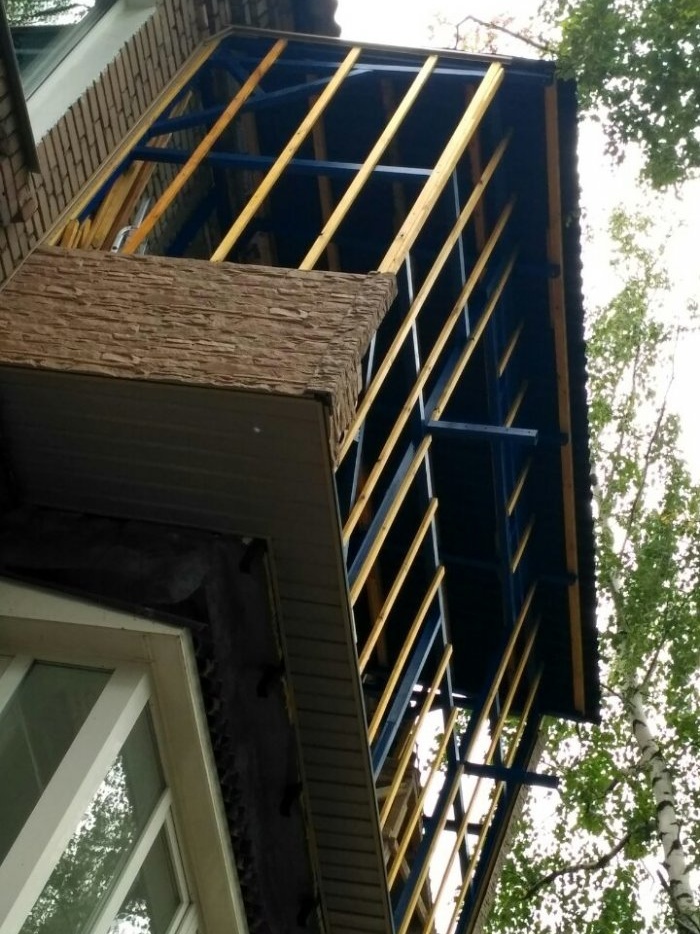 Acabamento de varanda com revestimento e isolamento com technoplex