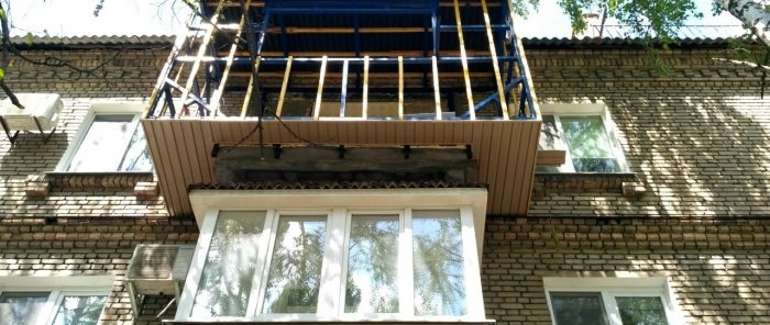 Rifinitura del balcone con rivestimento e isolamento con technoplex