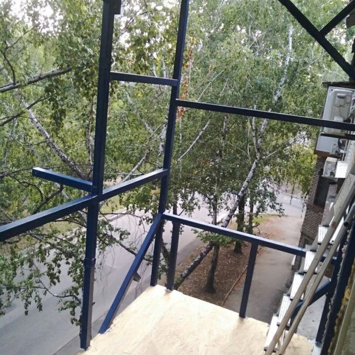 Kemasan balkoni dengan sisi dan penebat dengan teknopleks