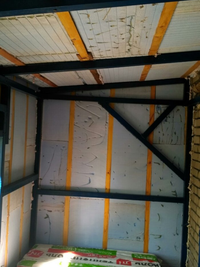 Balcony finishing na may siding at insulation na may technoplex
