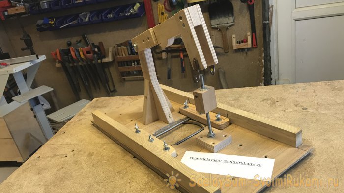 Convenient router table with simple lift