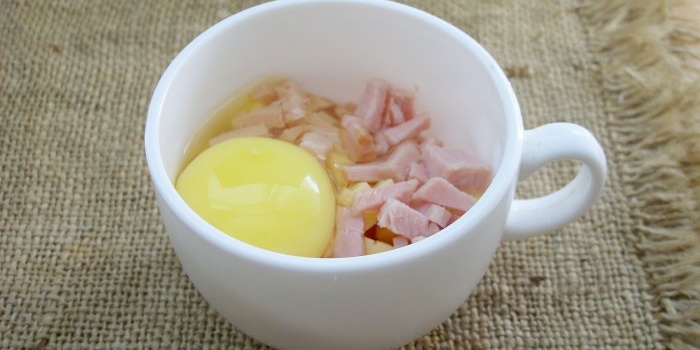 Telur dadar dalam cawan dalam ketuhar gelombang mikro