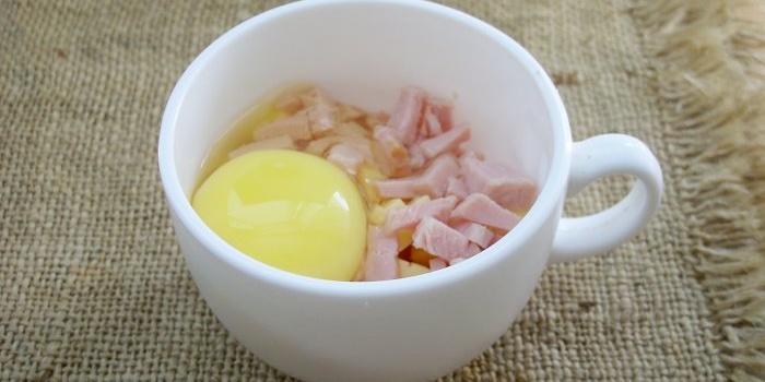 Omelette dans une tasse au micro-ondes