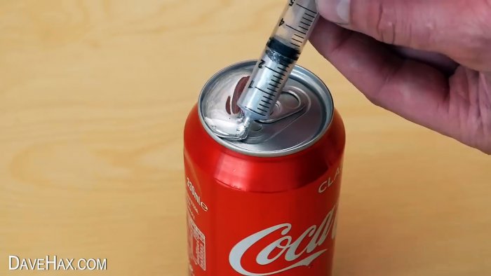 Hoe je een aluminium blikje doorboort met je vinger