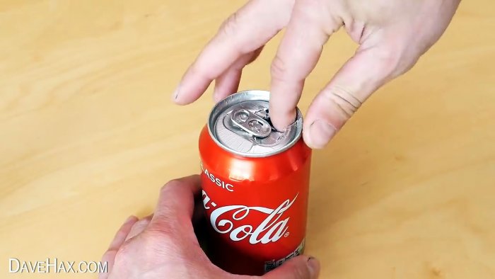 Sådan gennembores en aluminiumsdåse med fingeren