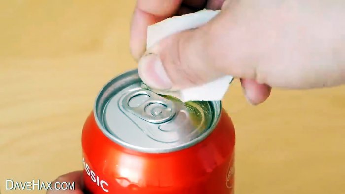 Cum să străpungi o cutie de aluminiu cu degetul