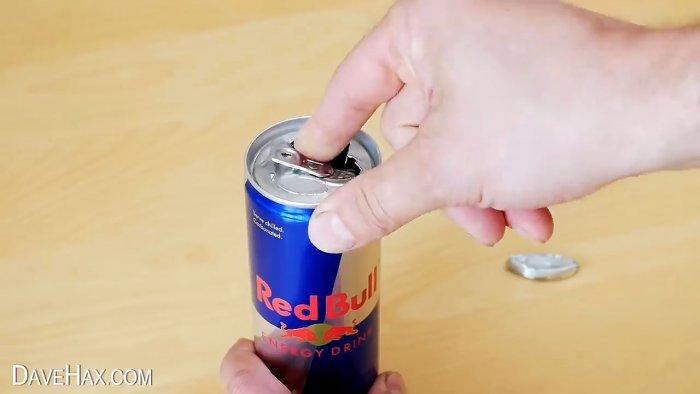 Cum să străpungi o cutie de aluminiu cu degetul