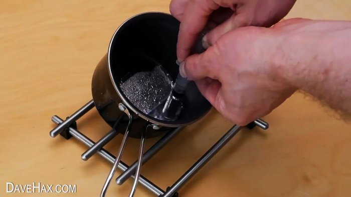 Hur man sticker hål i en aluminiumburk med fingret