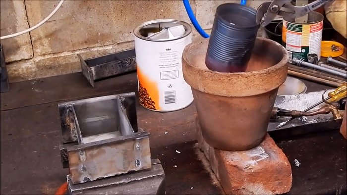 How to melt aluminum in a flower pot