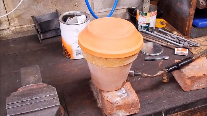 How to melt aluminum in a flower pot