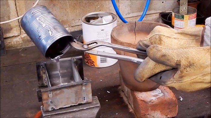 Cómo derretir aluminio en una maceta.