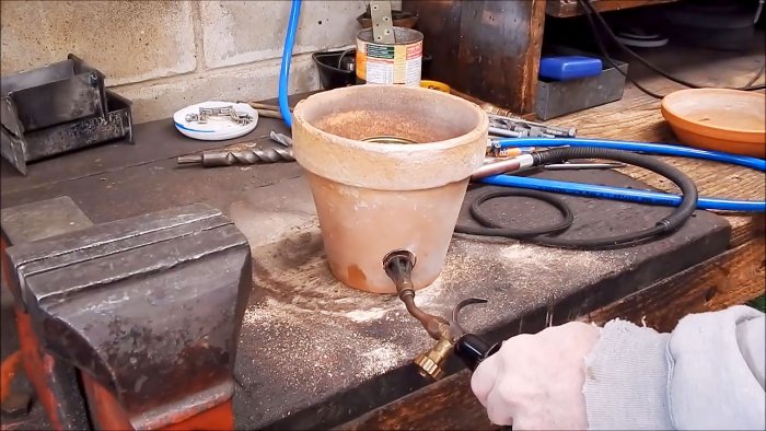 Cómo derretir aluminio en una maceta.