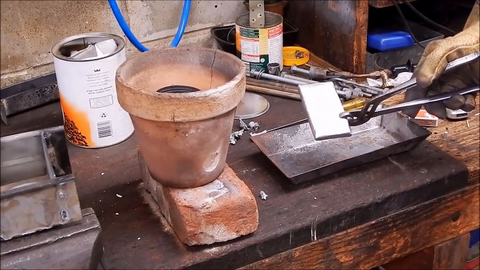 How to melt aluminum in a flower pot