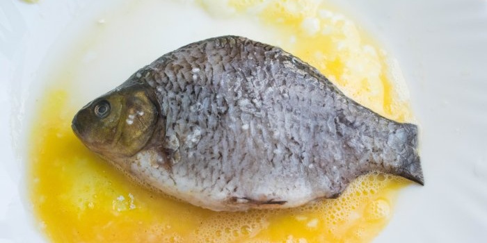 Comment faire frire du poisson entier dans une poêle avec une croûte croustillante