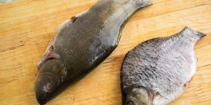 Cómo freír pescado entero en una sartén con una corteza crujiente.
