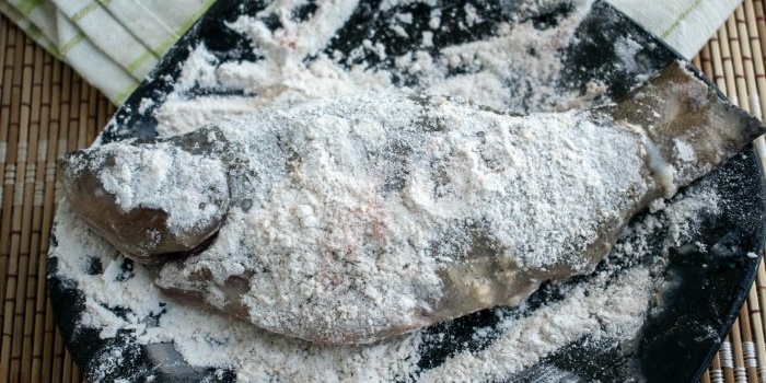 Cómo freír pescado entero en una sartén con una corteza crujiente.