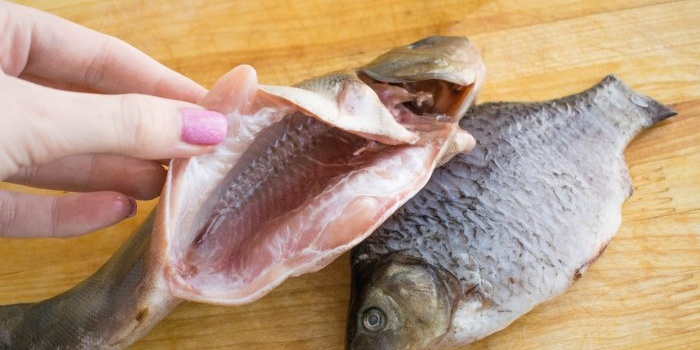 Como fritar peixe inteiro em uma frigideira com crosta crocante