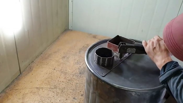 Jak vyrobit troubu s horním plněním z kovové nádrže