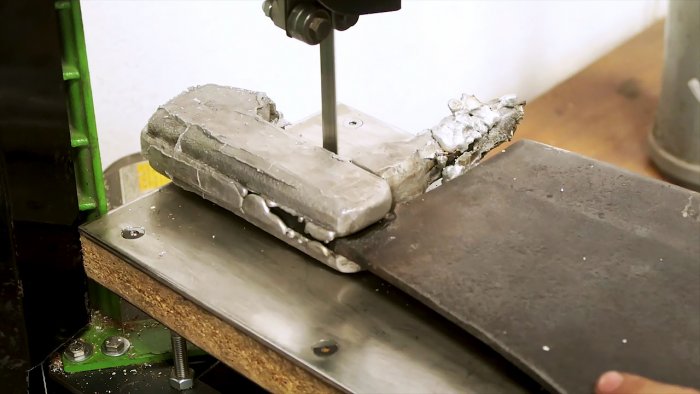 Cara menuang pemegang aluminium untuk pisau atau pisau